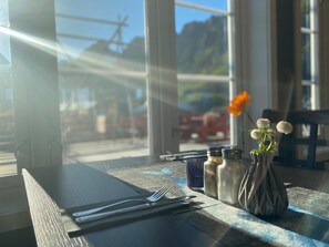 Mittagessen und Abendessen, lokale und internationale Küche