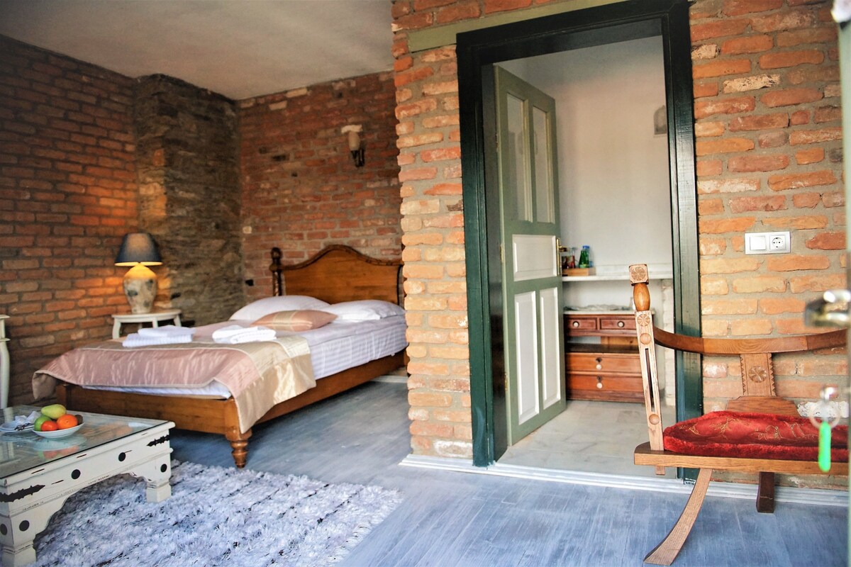 Traditional Studio, Multiple Beds | Desk, iron/ironing board, free WiFi, bed sheets