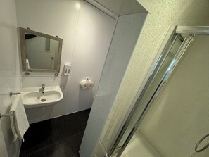Shower, free toiletries, towels, soap - Namaste Palace Hotel, Norwich City Centre (Norwich)