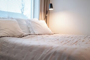 Suite estàndard | Espai de treball apte per a portàtils, cortines opaques i wifi gratuïta 