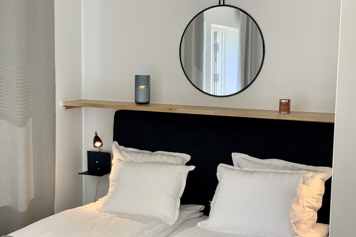Habitación doble, terraza | 1 dormitorio, cortinas opacas, tabla de planchar con plancha