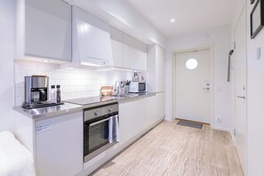 Tweepersoonskamer, terras | Verduisterende gordijnen, een strijkplank/strijkijzer, reisbedje