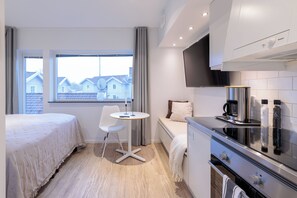 Tweepersoonskamer (second floor) | Verduisterende gordijnen, een strijkplank/strijkijzer, reisbedje