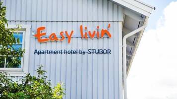 A building with a sign that reads "Easy livin' Apartment hotel by STUBOR".