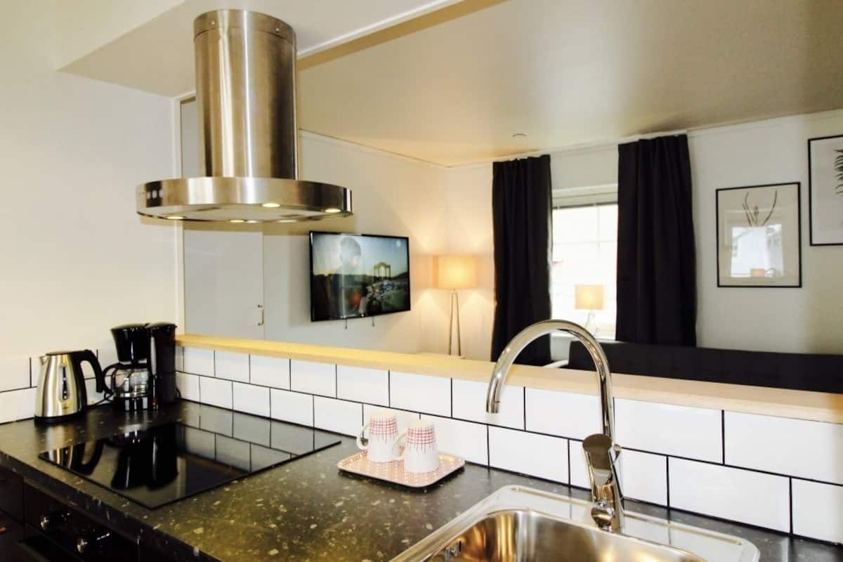 full-sized fridge, oven, stovetop, coffee/tea maker