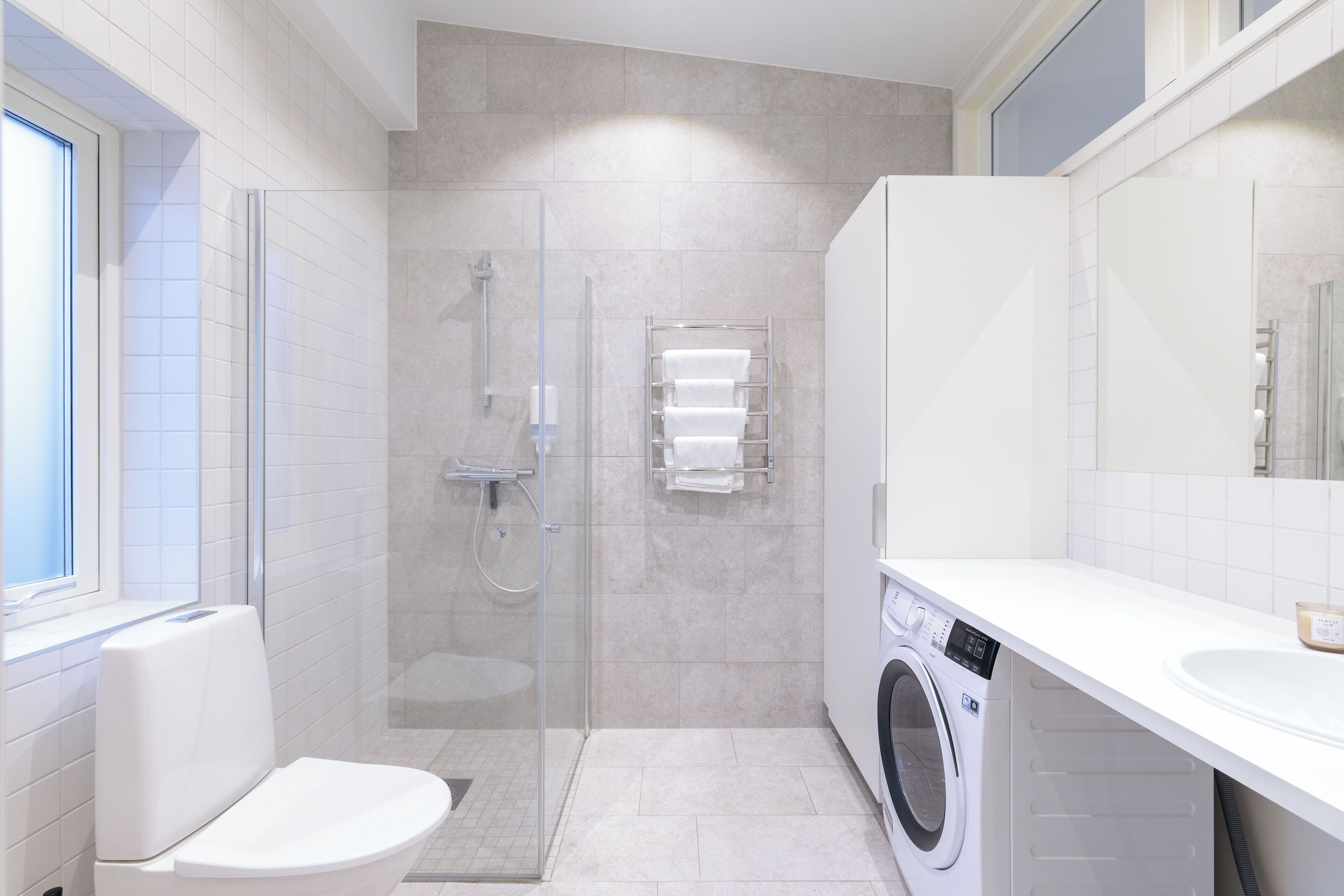 Tweepersoonskamer (second floor) | Badkamer | Een douche, handdoeken