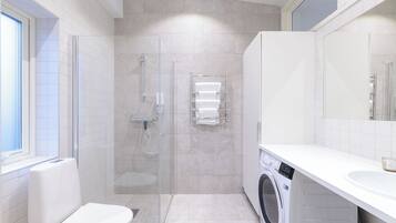 Tweepersoonskamer (second floor) | Badkamer | Een douche, handdoeken