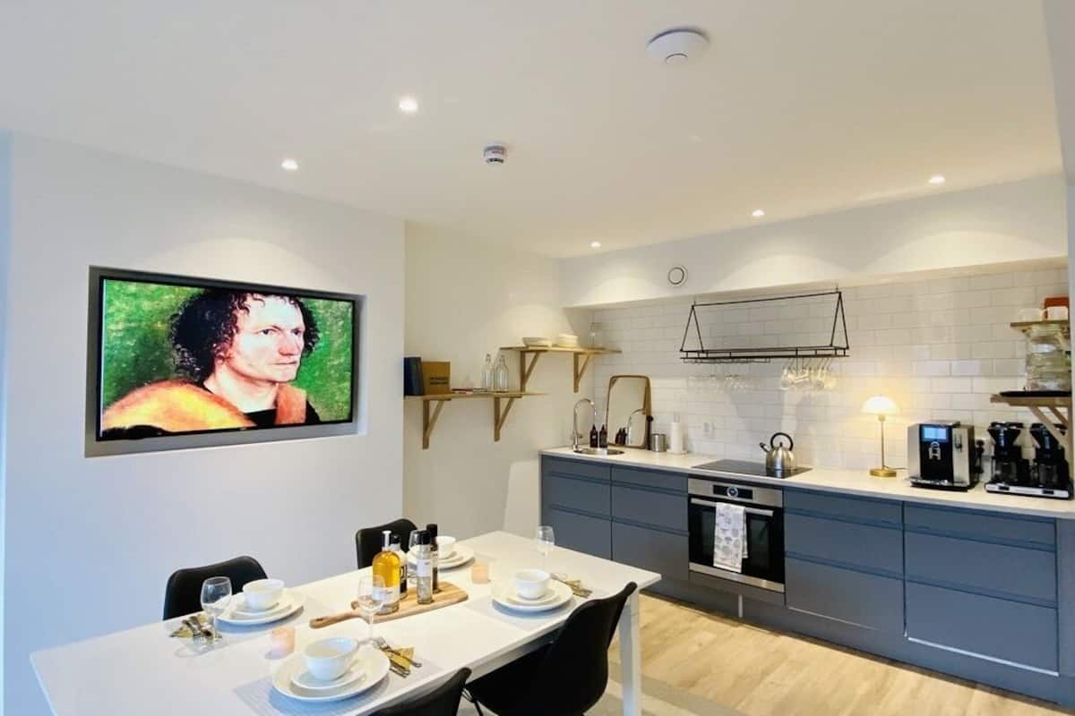 standard suite | private kitchen | full-sized fridge, oven, stovetop, coffee/tea maker