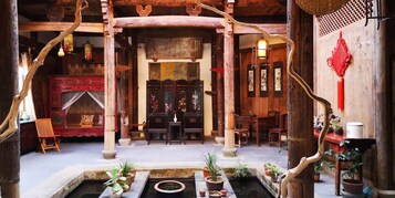 Casa Deluxe | Sala de estar | Una televisión LED, una chimenea