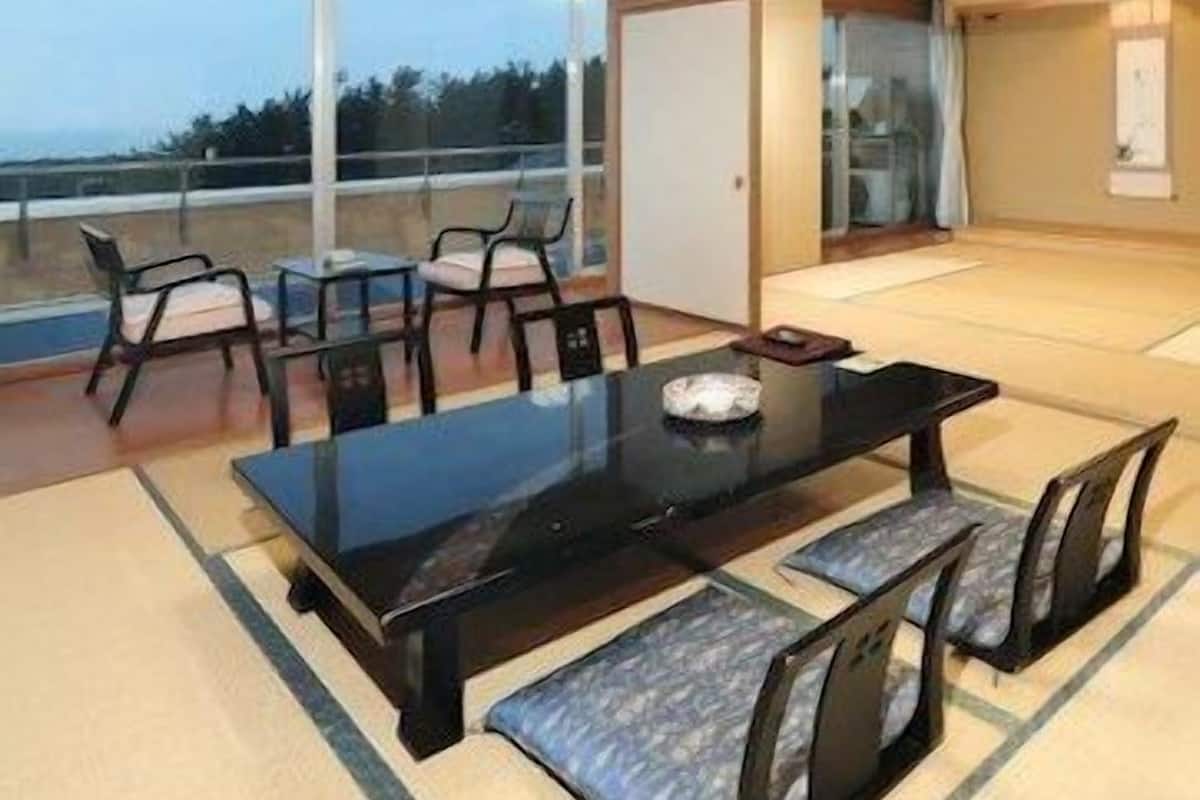 En modern inredning med ett stort matbord, stolar och utsikt över omgivningen.