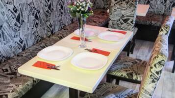 Sarapan ala kontinental setiap hari (EUR 2.5 per orang)