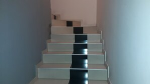 Una escalera con peldaños blancos y negros alternados.