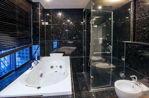 Private Room Ensuite Private Bathroom | Bathroom | Free toiletries, hair dryer, towels - RedDoorz Hostel @ Signature Inn (Hanoi)