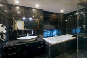 Private Room Ensuite Private Bathroom | Bathroom | Free toiletries, hair dryer, towels - RedDoorz Hostel @ Signature Inn (Hanoi)