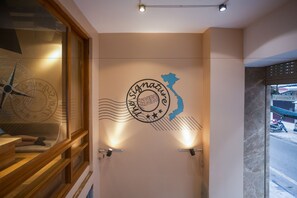 Una pared con una brújula y un logotipo que dice "signnature".