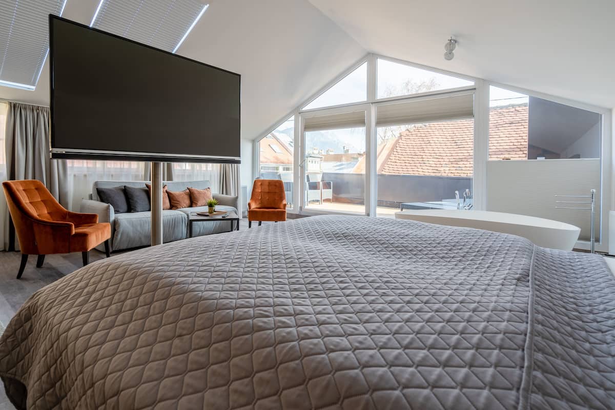 2 bedrooms, premium bedding, down duvets, Tempur-Pedic beds