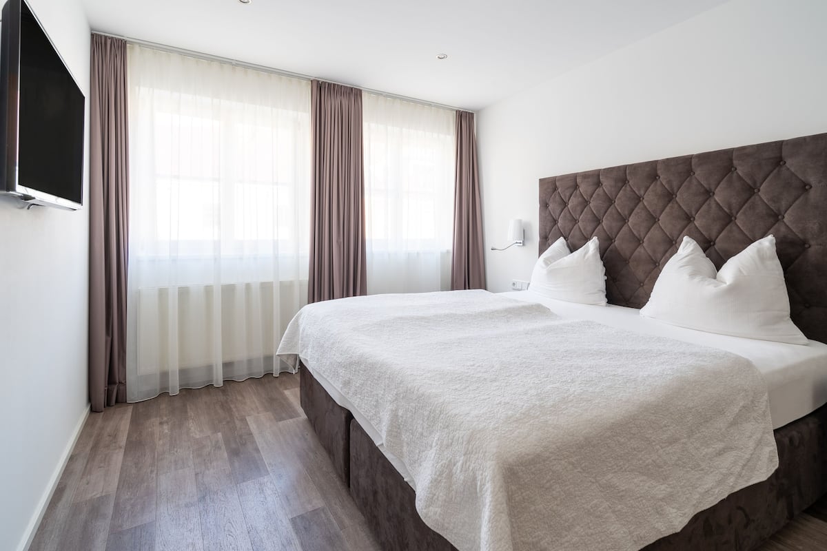 2 bedrooms, premium bedding, down duvets, Tempur-Pedic beds
