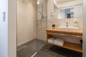 Executive Suite (Wilder Mann) | Bathroom | Shower, rainfall showerhead, free toiletries, hair dryer - Kaiser Max Design Appartements (Innsbruck)