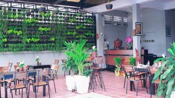 Spécialités Cuisine locale et internationale