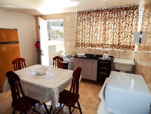 Apartamento conforto, 1 quarto | Cozinha privada | Geladeira, micro-ondas, fogão, cooktop