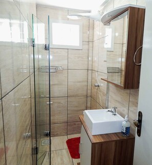 คอมฟอร์ทอพาร์ทเมนท์, 1 ห้องนอน | ห้องน้ำ | ฝักบัว, ผ้าเช็ดตัว