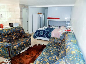 คอมฟอร์ทอพาร์ทเมนท์, 1 ห้องนอน | บริเวณนั่งเล่น | ทีวีจอแบน