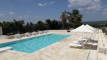 Piscina all'aperto, una piscina in terrazza, lettini
