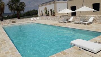 Piscine extérieure, piscine sur le toit, chaises longues