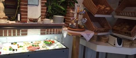 Colazione a buffet, servita tutte le mattine (15 EUR a persona) 