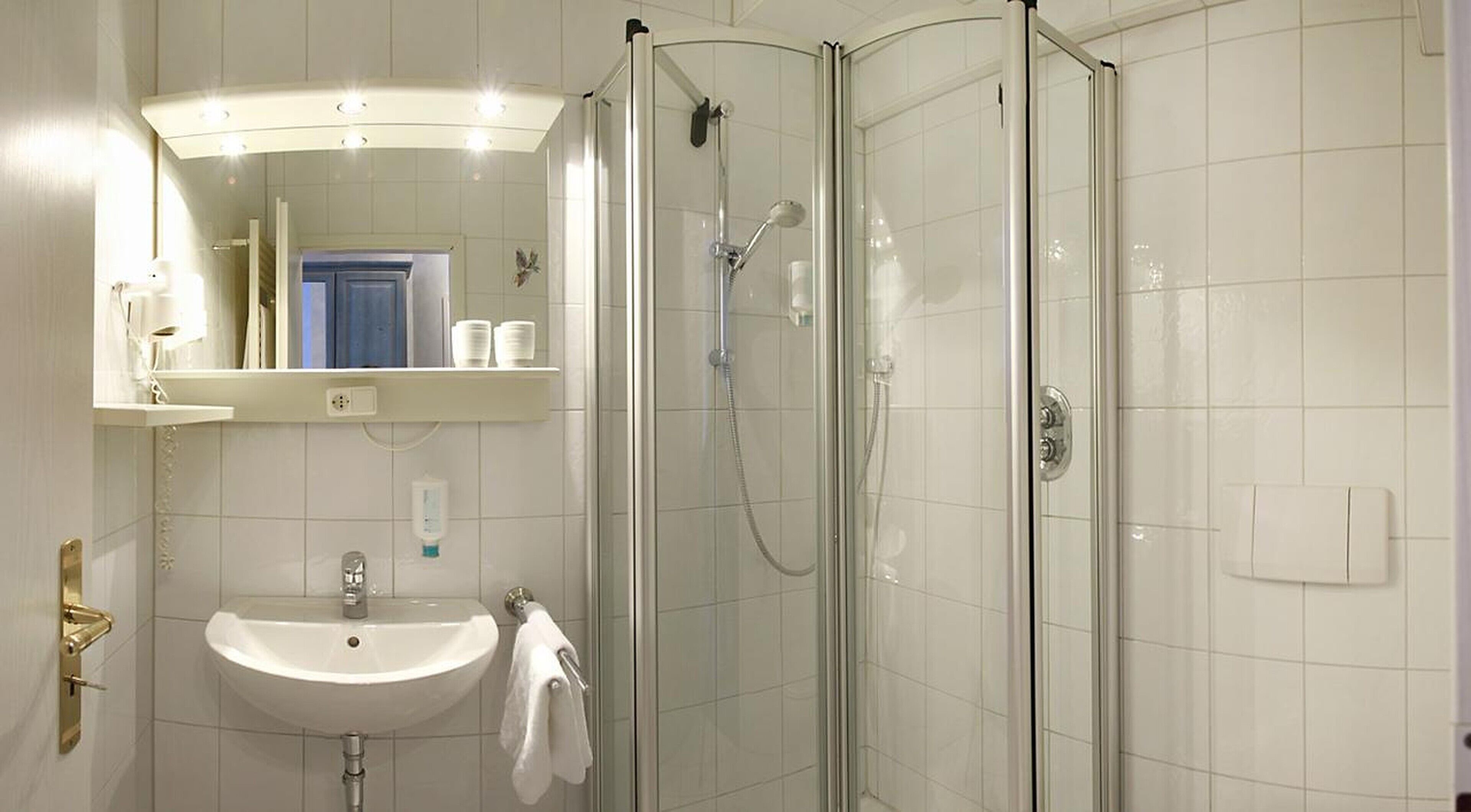 shower, free toiletries, hair dryer, towels