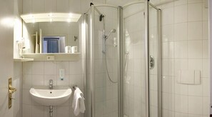 Regadera, amenidades de baño gratuitas, secadora de cabello, toallas 
