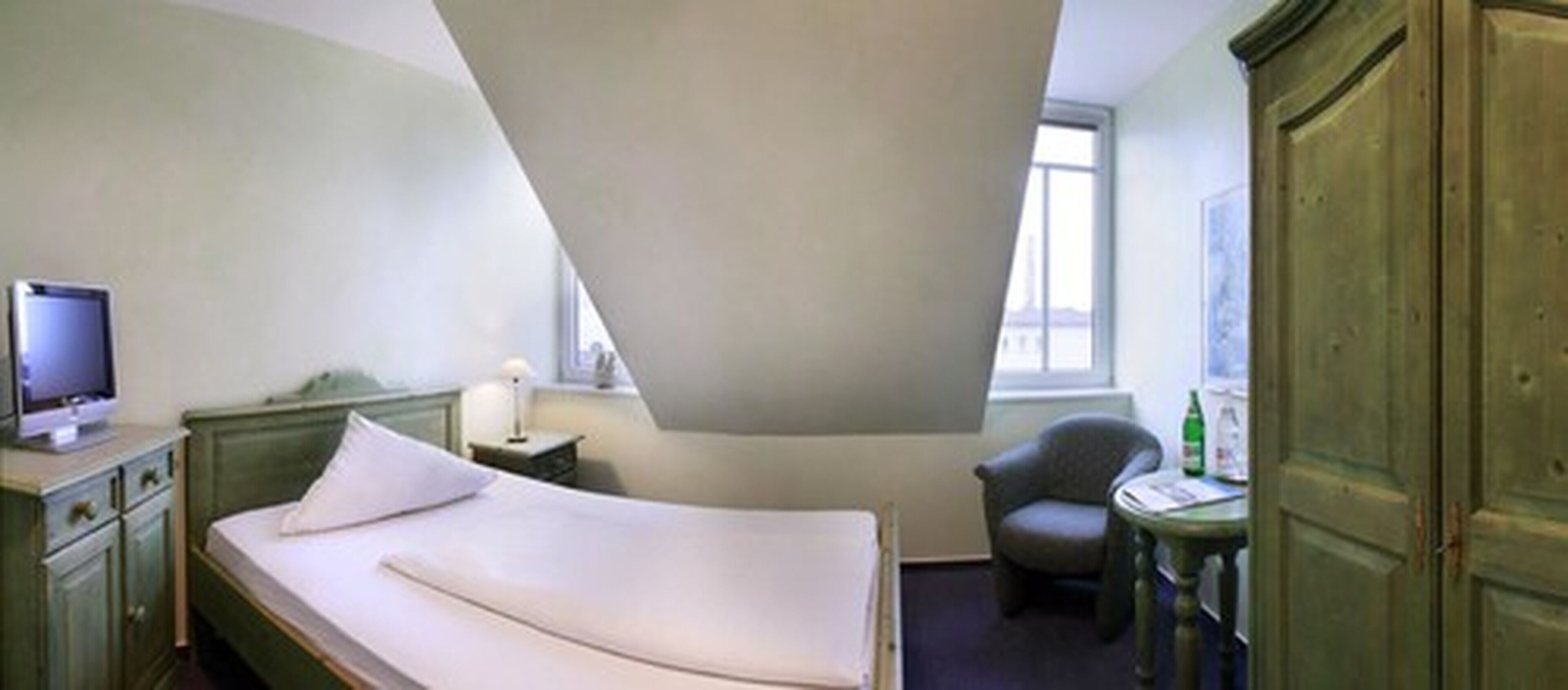 single room | in-room safe, cots/infant beds, rollaway beds, free wifi