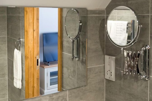 Double Room | Bathroom | Shower, towels