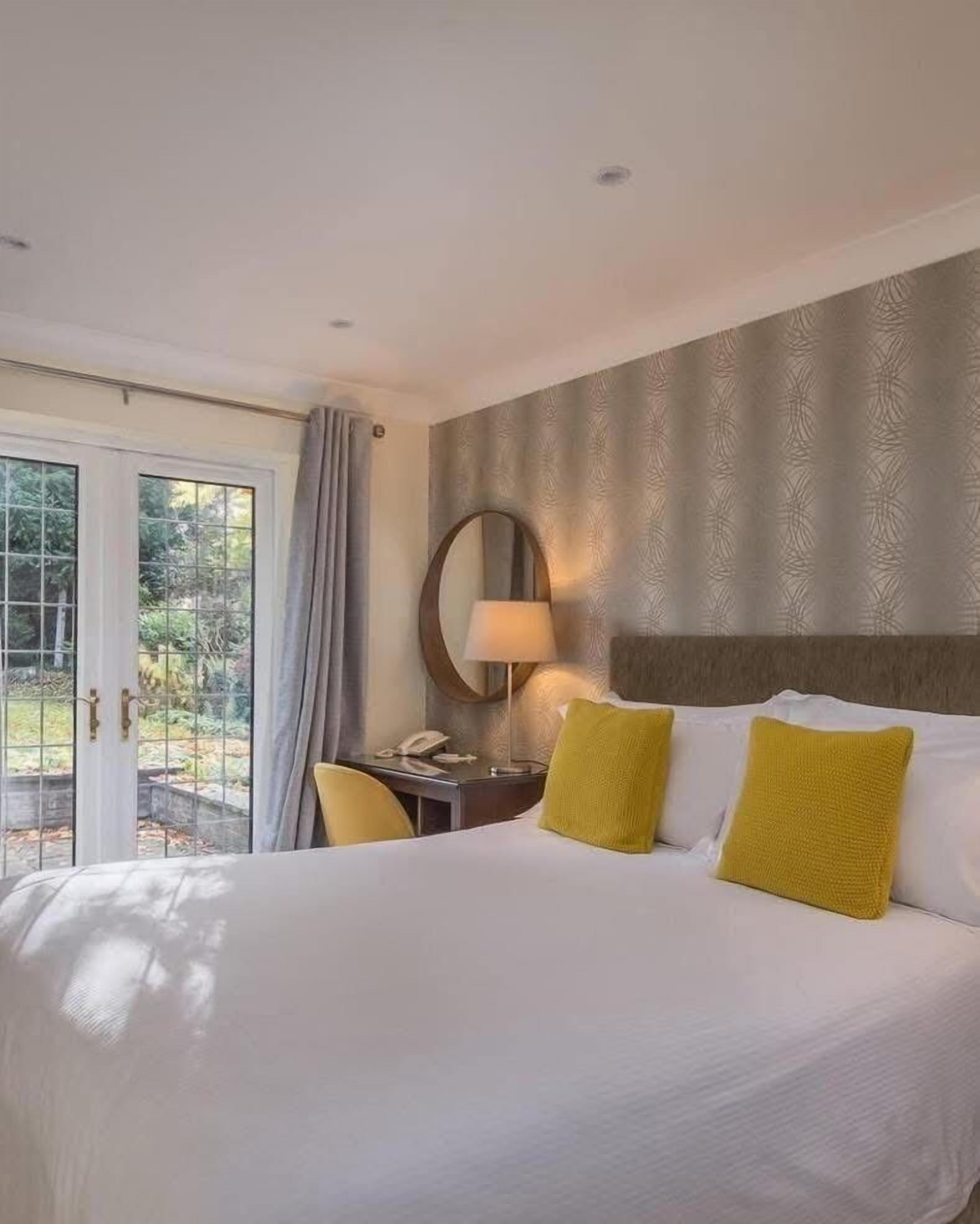 family double room, 1 king bed | 1 bedroom, individually decorated, desk, bed sheets