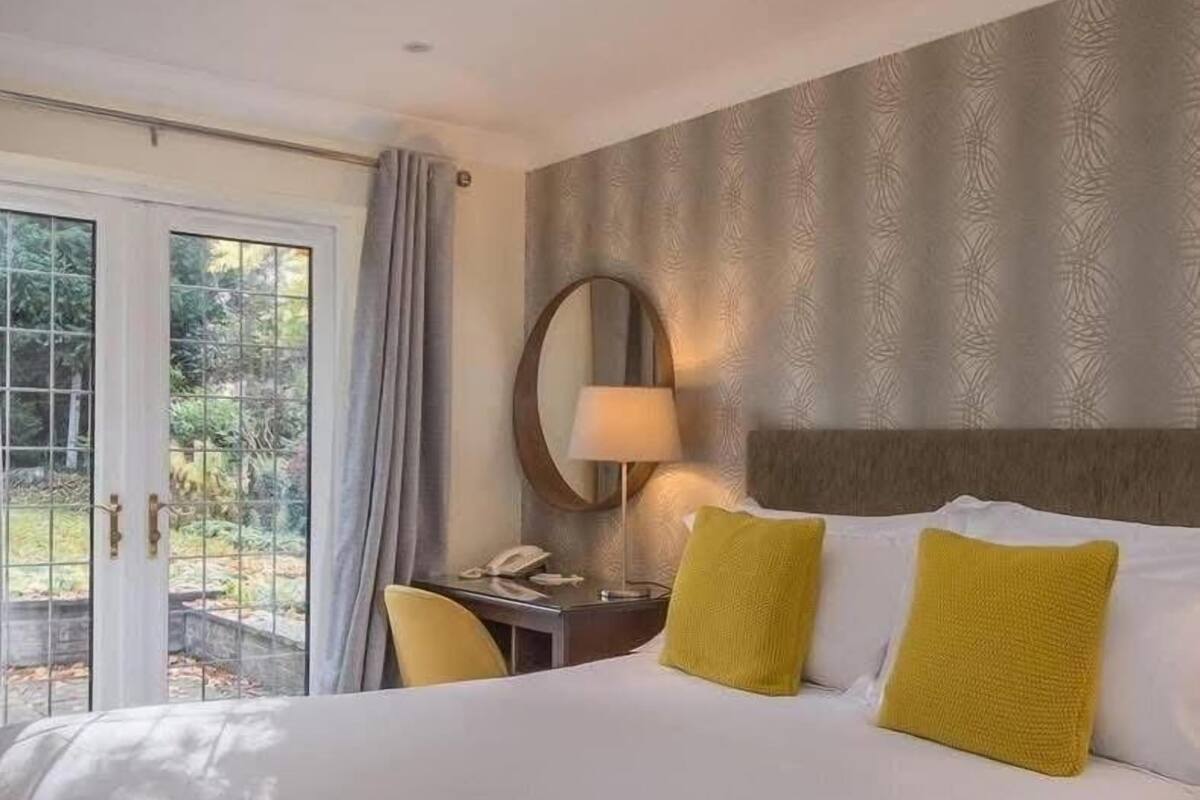 family double room, 1 king bed | 1 bedroom, individually decorated, desk, bed sheets