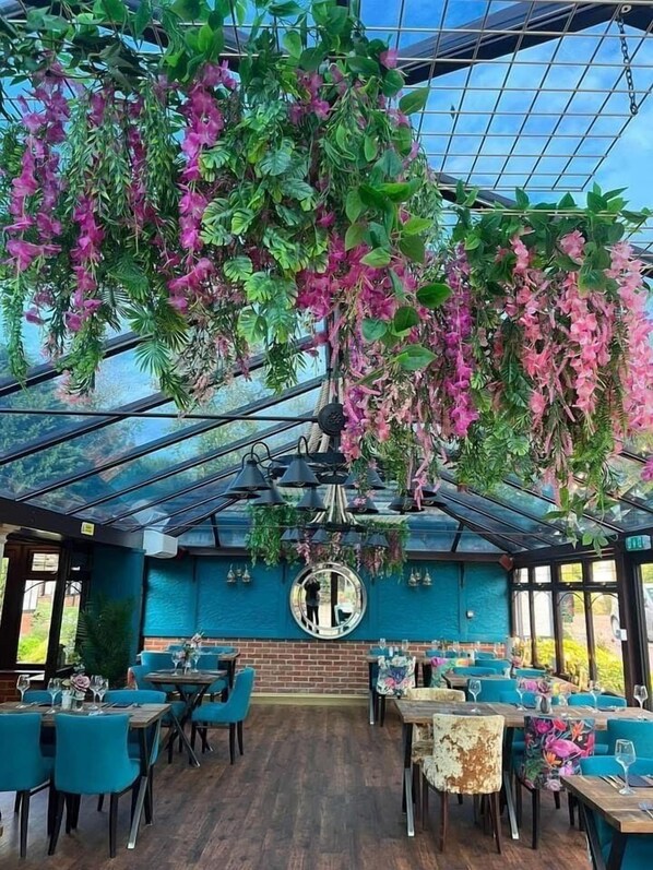 供应午餐和晚餐，英国菜