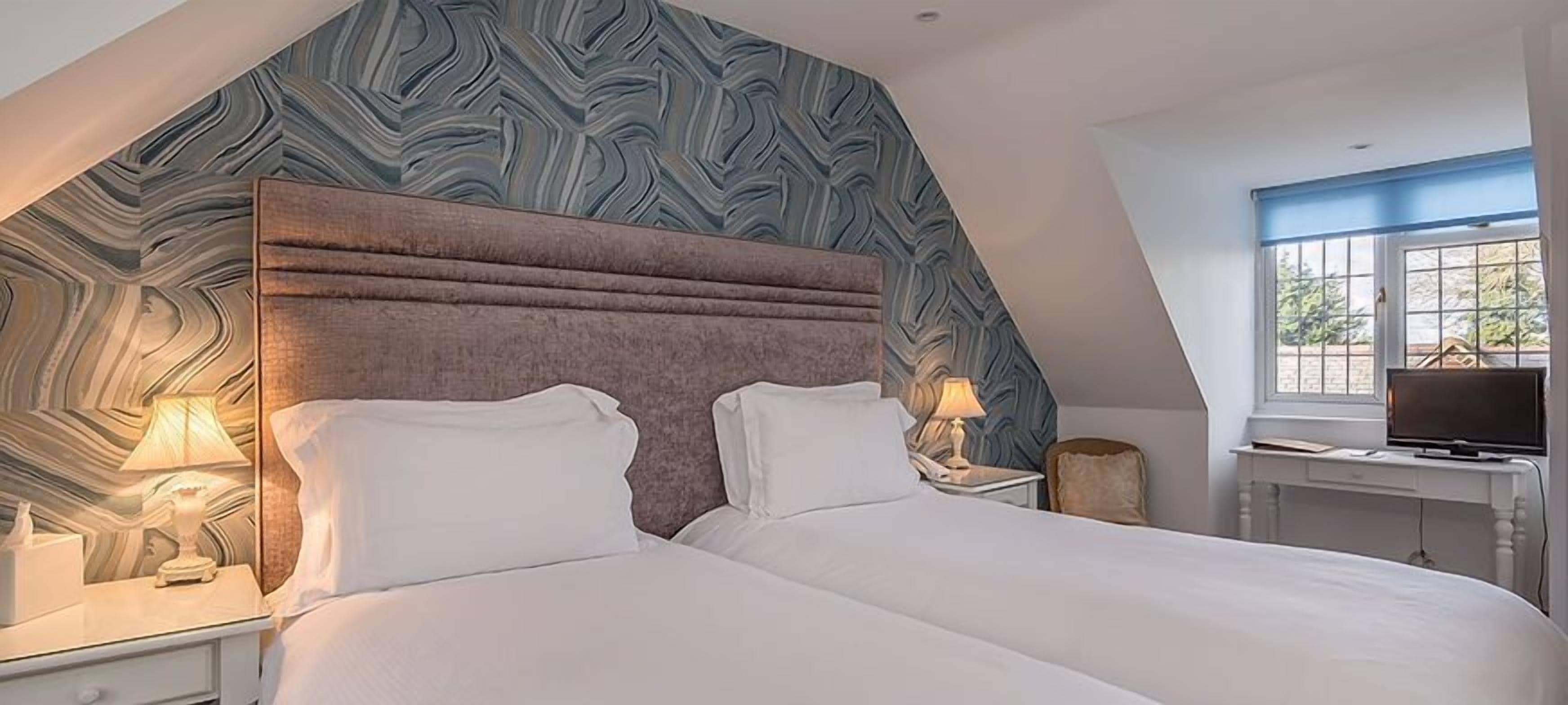 twin room | 1 bedroom, individually decorated, desk, bed sheets