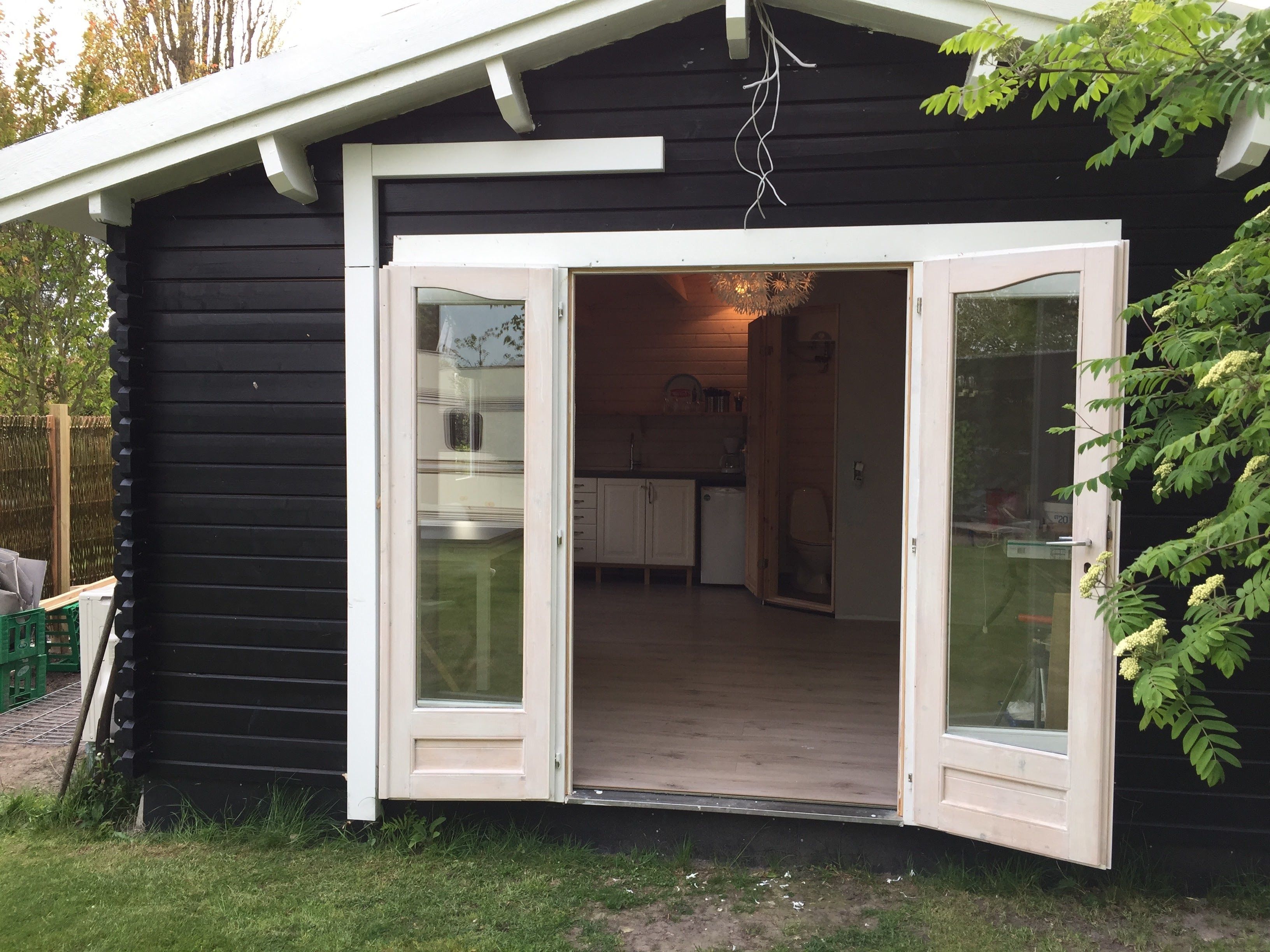 Familietrehytte, privat bad, anneks | Sengetøy av topp kvalitet, skrivebord og blendingsgardiner