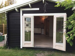 Familie boomhut, privébadkamer, bijgebouw | Luxe beddengoed, een bureau, verduisterende gordijnen