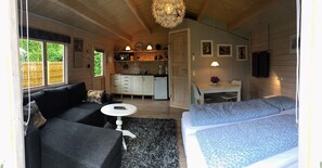 Casa sull'albero familiare, bagno privato, edificio separato | Biancheria da letto di alta qualità, una scrivania, tende oscuranti