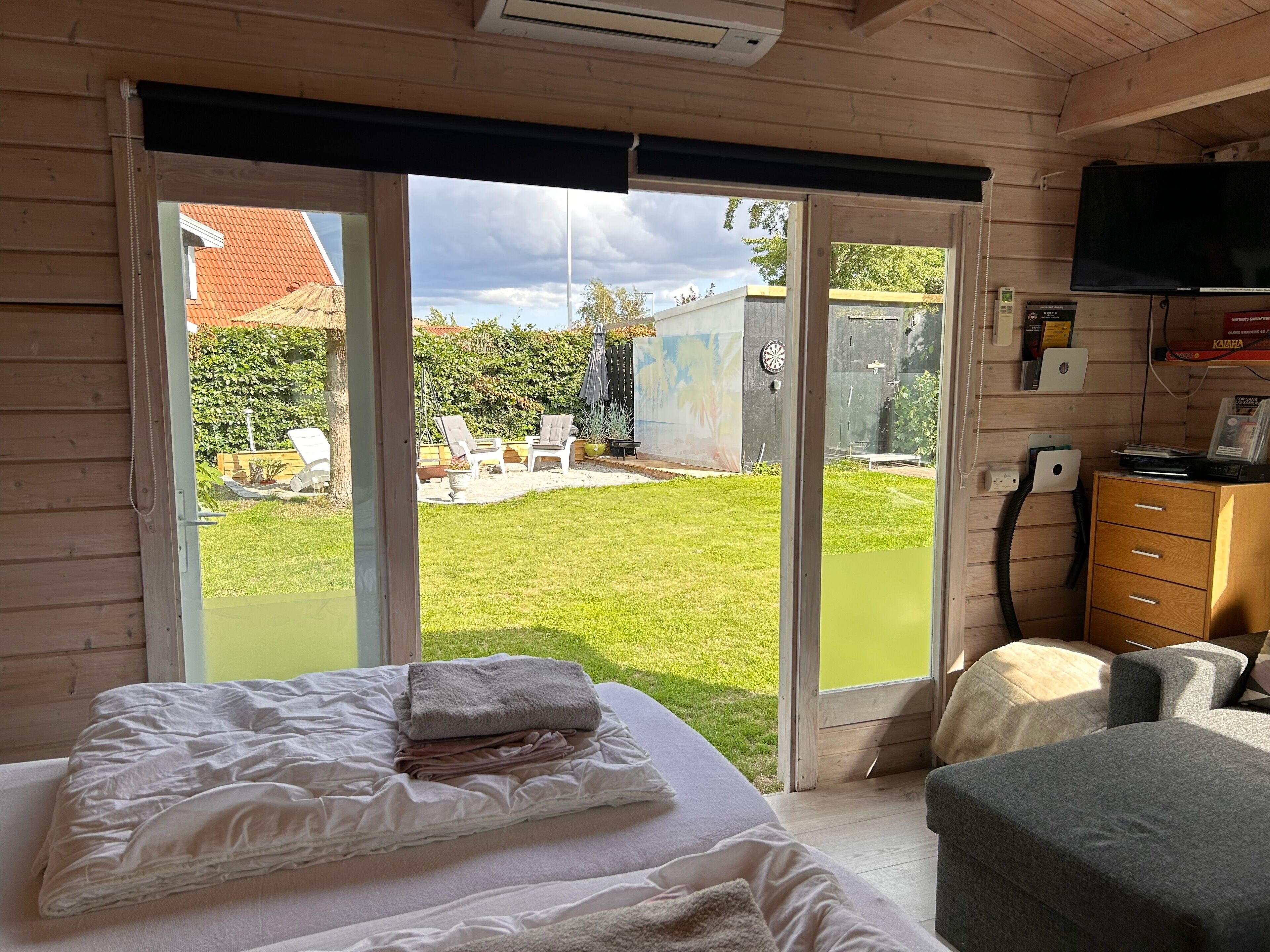 Familietræhus - privat badeværelse - i anneksbygning | Udendørsområde