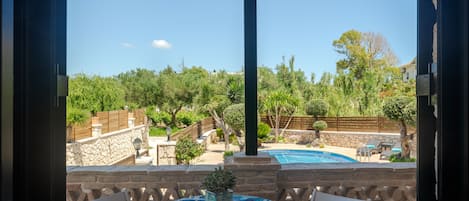 Vila, 4 quartos, piscina particular | Terraço/pátio