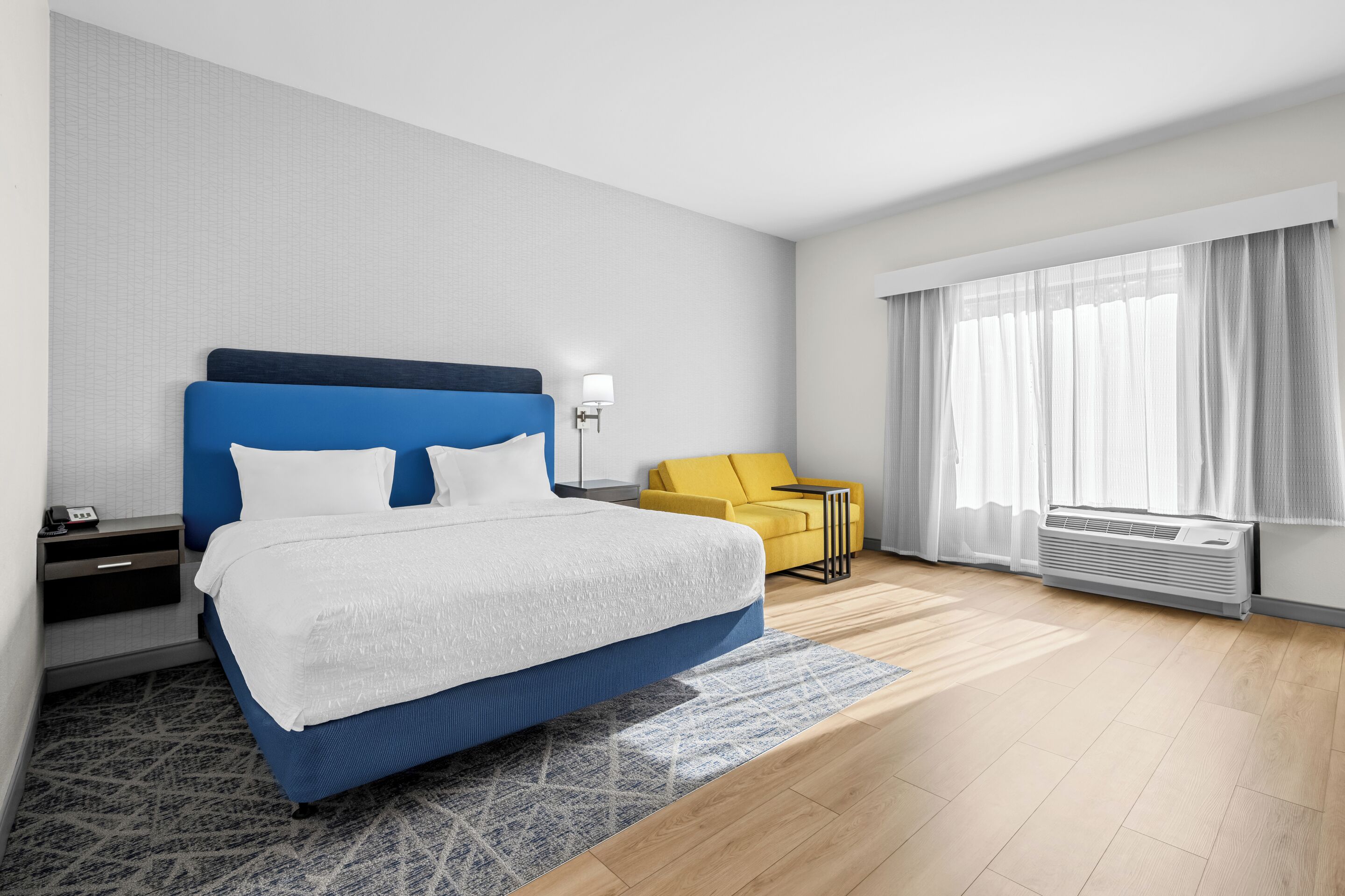 Room, 1 King Bed with Sofa bed, Accessible, Bathtub (Mobility & Hearing) | WiFi (free), bed sheets
