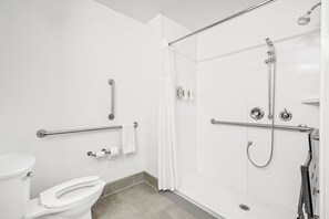 Chambre, 1 très grand lit, accessible aux personnes à mobilité réduite (Roll-In Shower) | Salle de bain | Ensemble baignoire-douche, articles de toilette griffés