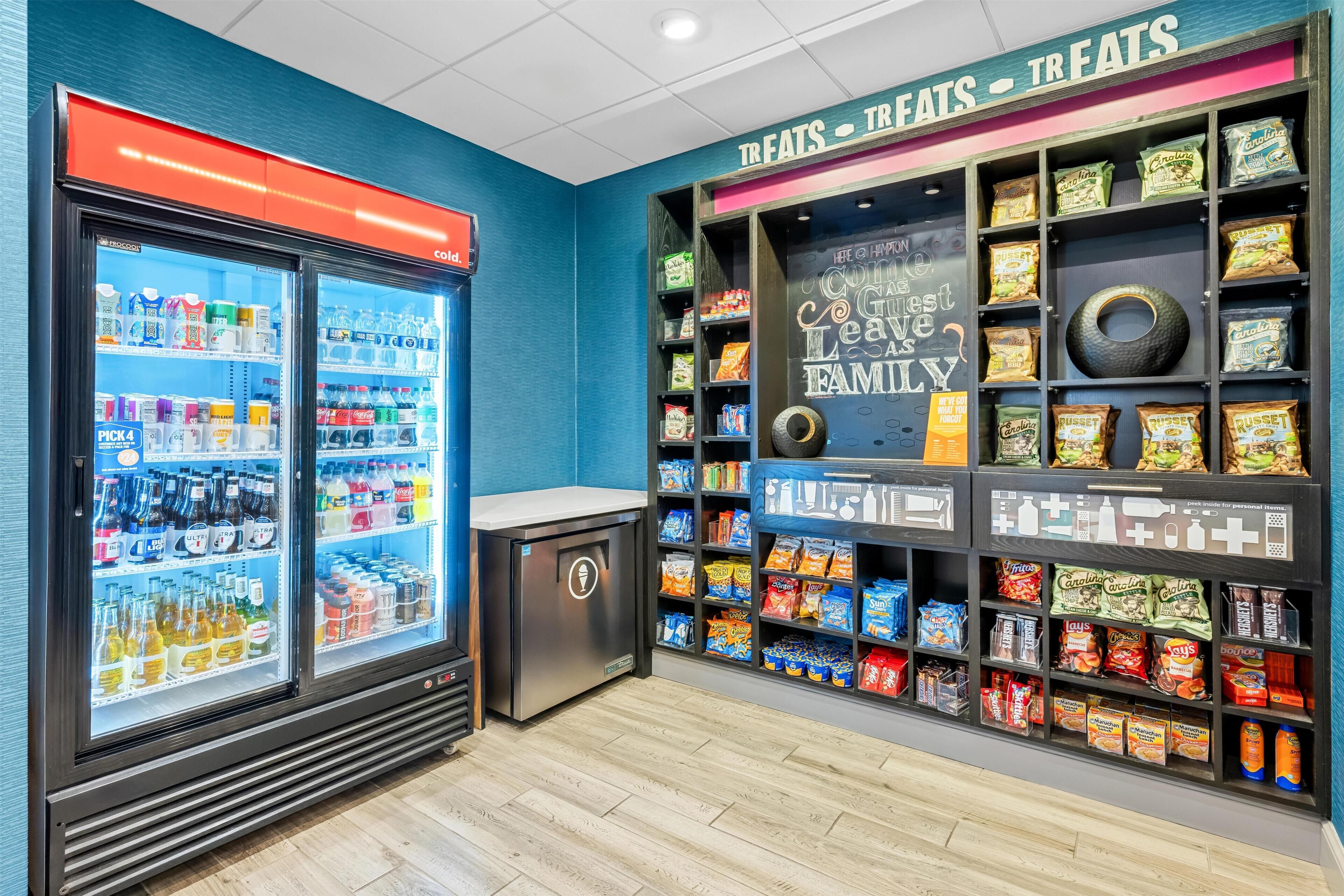 Zona de refrigerios y bebidas con opciones frías y una variedad de aperitivos.