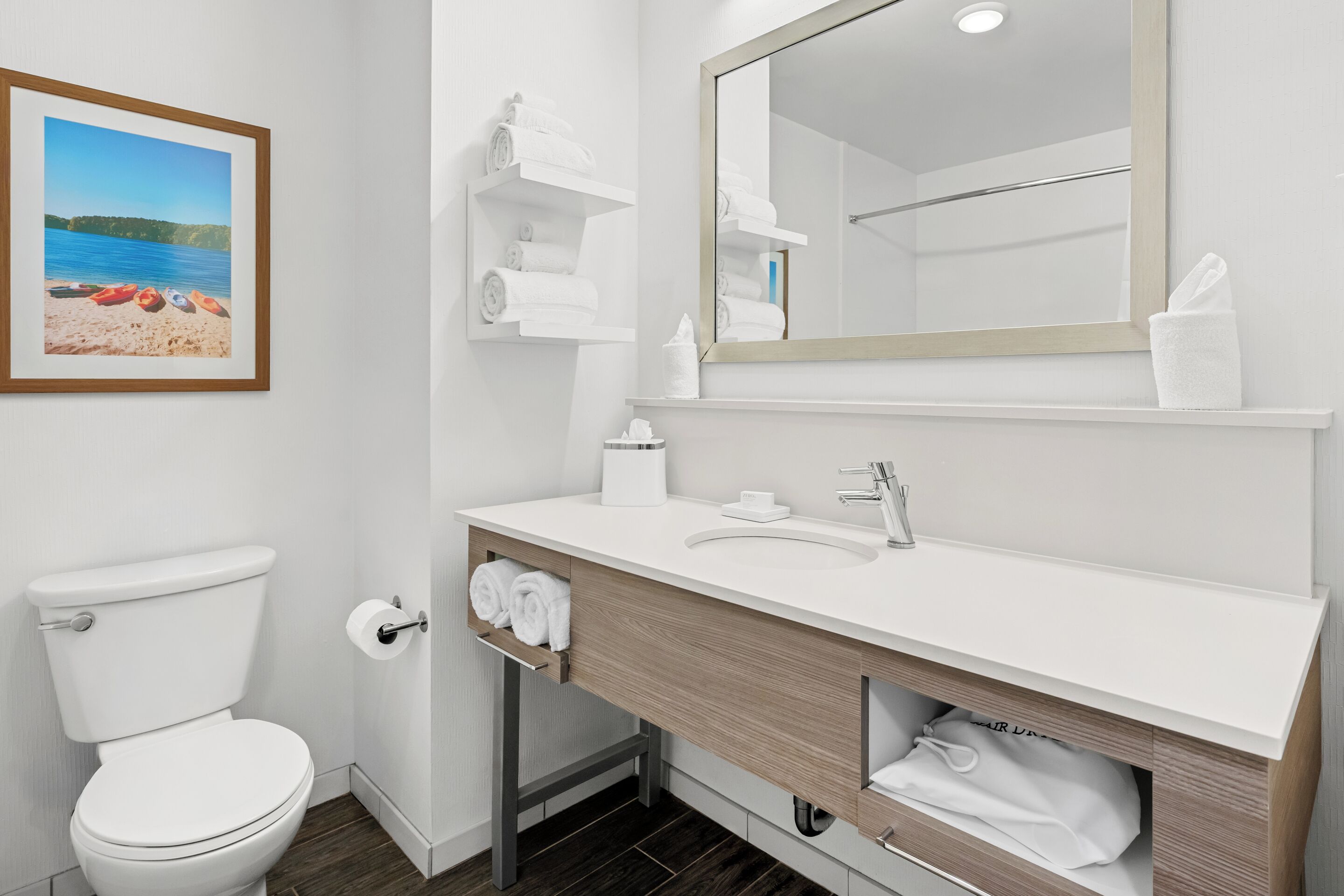 Combined shower/tub, designer toiletries, towels