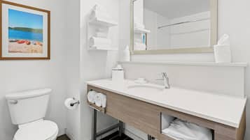 Combined shower/tub, designer toiletries, towels
