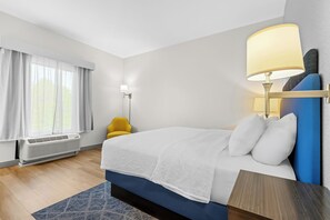Room, 1 King Bed, Refrigerator & Microwave | WiFi (free), bed sheets