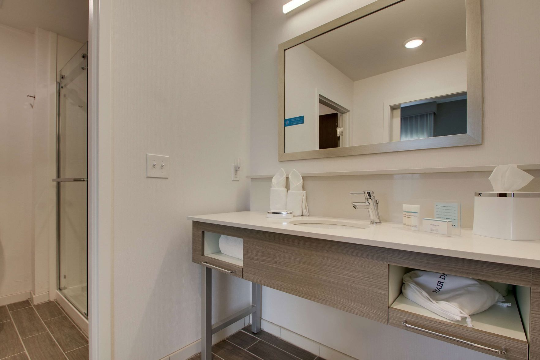 Bathroom | Combined shower/tub, designer toiletries, towels