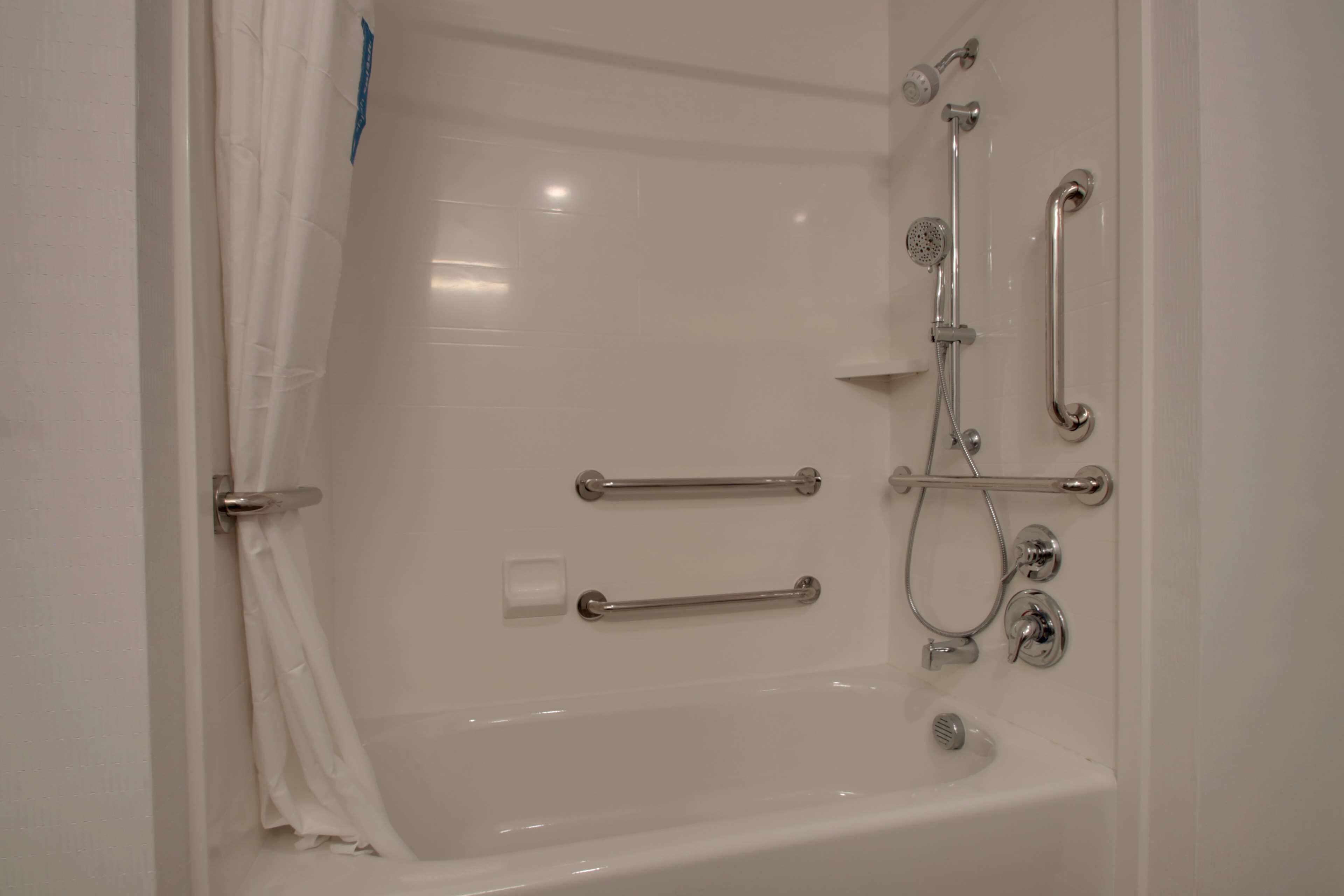 combined shower/bathtub, designer toiletries, towels